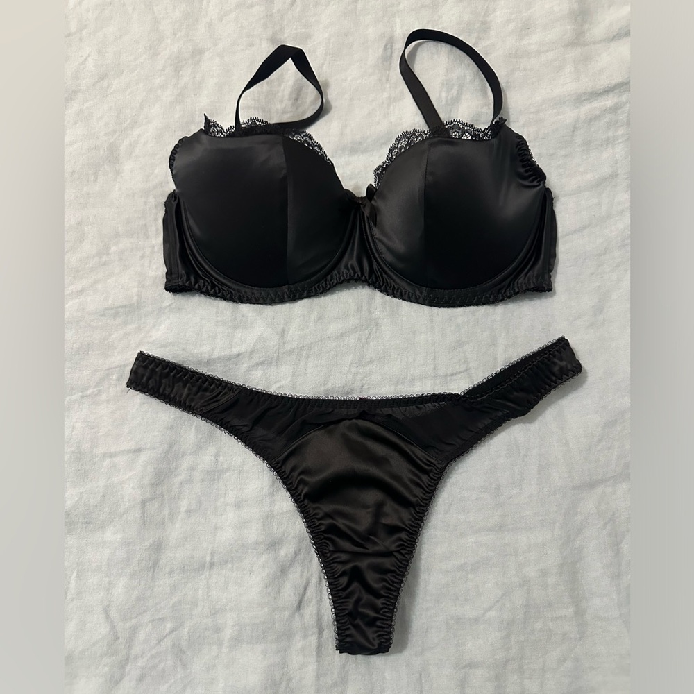 34DD and large. EUC.